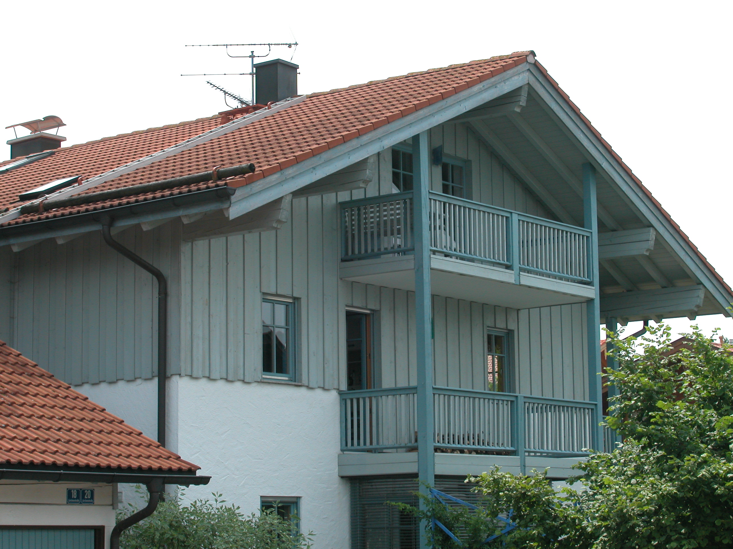 Haus Gassner mit Holzlasur - Taubenblau -